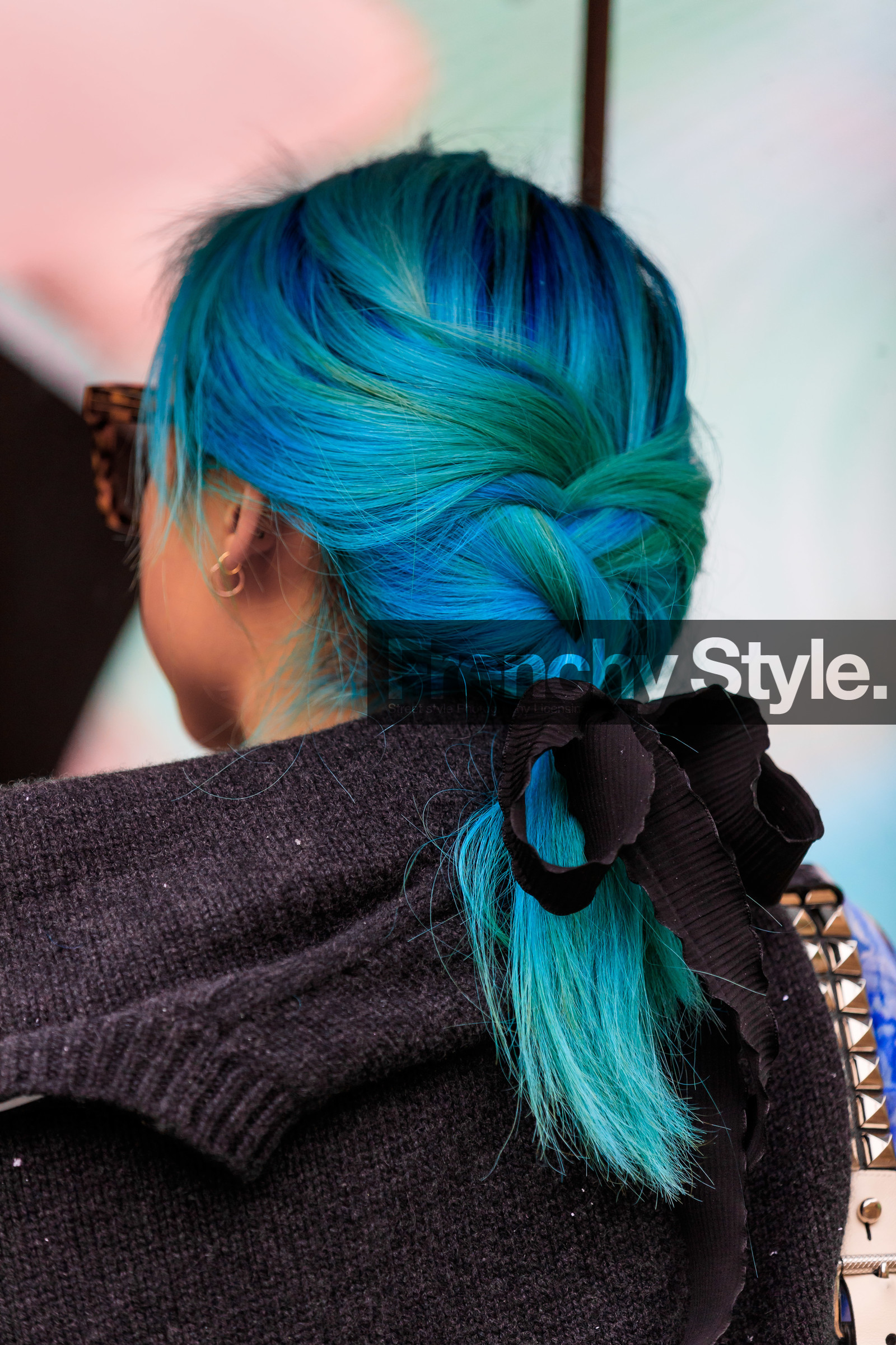 kicki yang zhang, margaret zhang, blue hair, dyed hair, back details, close up detail, hair details, fashion week, frenchystyle, FW, jonathan paciullo, street style, PFW, PARIS, vertical, atmosphere details, detail