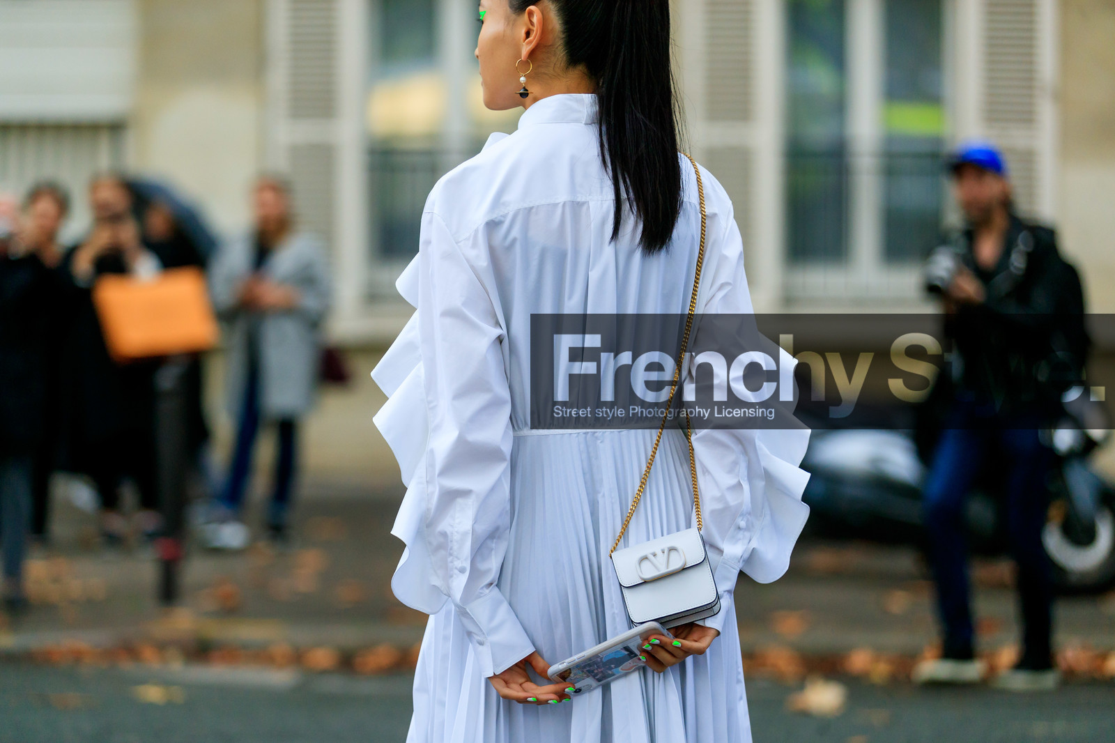 white dress, white leather bag, white total look, back details, mini bag, valentino bag, golden chain strap bag, ruffle dress, long sleeves dress, pleated dress, dangling earrings, black earrings, white earrings, PARIS, PFW, SPRING SUMMER 2020, SS 20, fashion week, frenchystyle, FW, jonathan paciullo, street style, horizontal, atmosphere details, detail