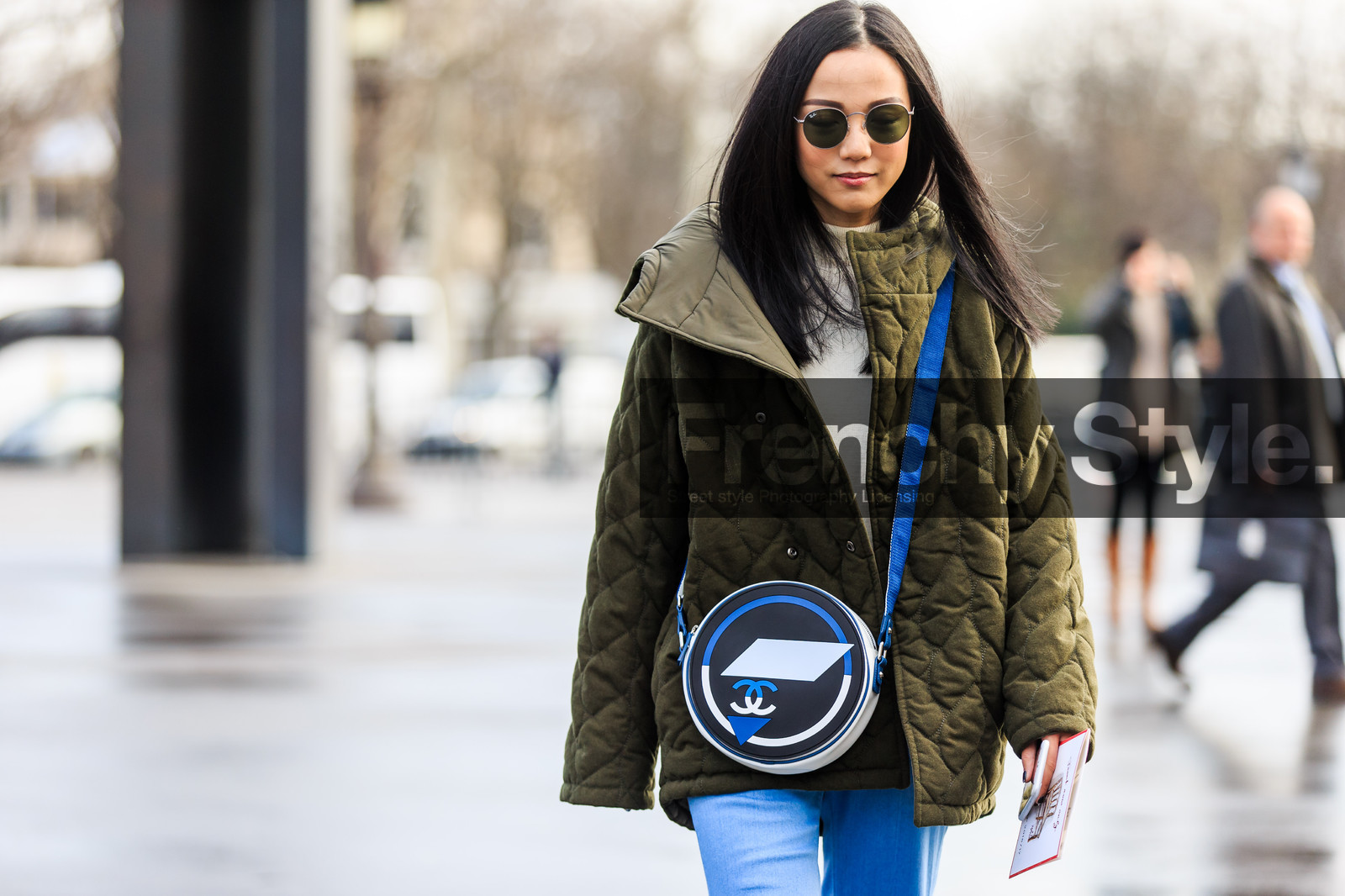 atmosphere details, AUTUMN WINTER 2016-2017, AW 16-17, black and white bag, blue denim, chanel, denim pants, detail, FALL WINTER 2016-2017, fashion week, frenchystyle, FW, FW 16-17, graphic bag, green jacket, horizontal, jeans, jonathan paciullo, kaki jacket, leather bag, PARIS, PFW, printed bag, ray ban, street style, sunglasses, trousers, yoyo cao