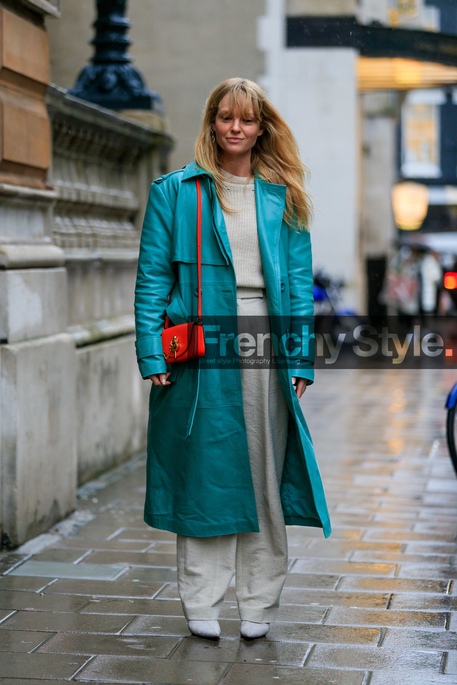 jeanette madsen, blue leather jacket, blue leather coat, long jacket, green jacket, green coat, red leather bag, shoulder bag, j w anderson bag, white pullover, white pants, high waist pants, flare pants, fashion week, frenchystyle, FW, jonathan paciullo, street style, LFW, LONDON, AUTUMN WINTER 2020-2021, FALL WINTER 2020-2021, FW 20-21, vertical, full length