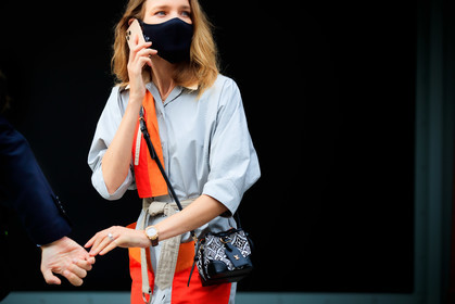 natalia vodianova, light grey dress, red dress, button dress, belted dress, crossbody bag, black leather bag, monogrammed bag, louis vuitton bag, louis vuitton dress, covid face mask, PARIS, PFW, fashion week, frenchystyle, FW, jonathan paciullo, street style, SPRING SUMMER 2021, SS 21, horizontal, atmosphere details, detail