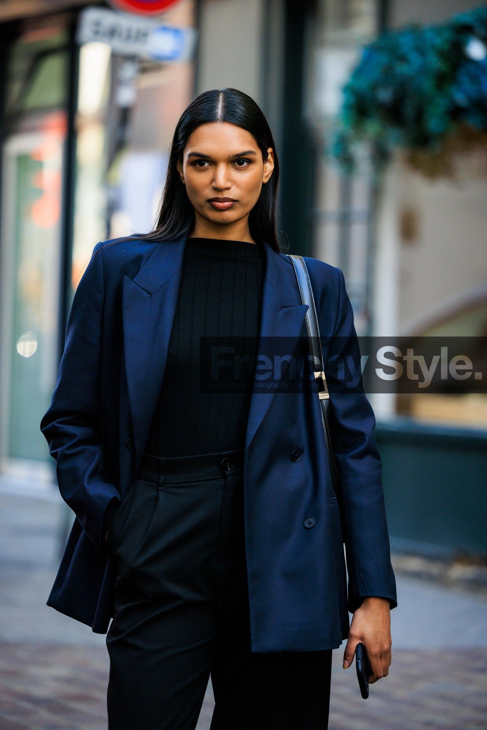 navy blue blazer, black top, knitted top, straight cut pants, black handbag, highwaist pants, model, street style, jonathan paciullo, FW, frenchystyle, fashion week, AUTUMN WINTER 2022-2023, FALL WINTER 2022_2023, FW 22-23, PFW, PARIS, vertical, detail