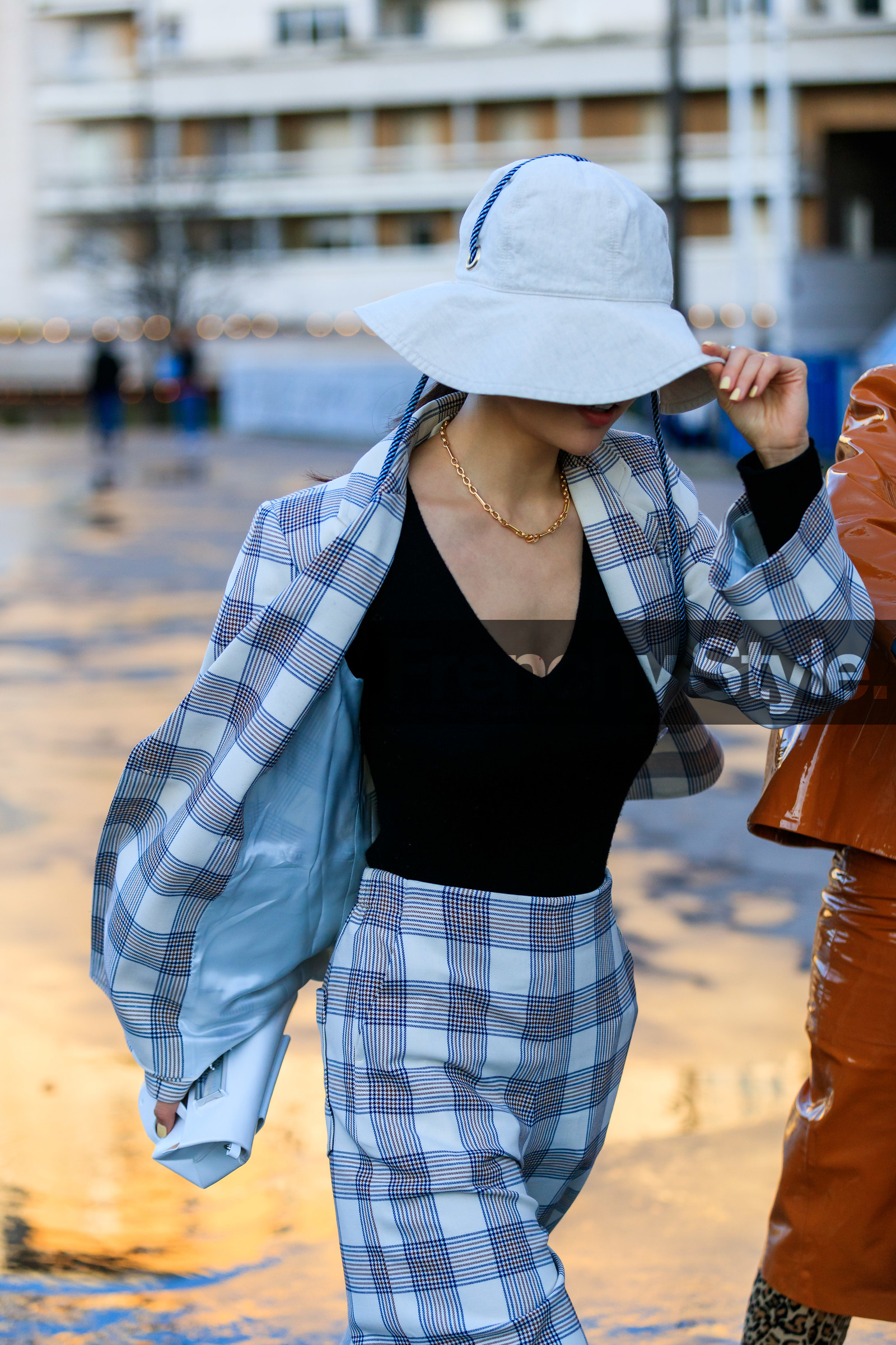 checked jacket, checked pants, white jacket, white pants, navy blue jacket, navy blue pants, burgundy jacket, burgundy pants, white hat, black pullover, low necked pullover, fashion week, frenchystyle, FW, jonathan paciullo, street style, PFW, PARIS, AUTUMN WINTER 2020-2021, FALL WINTER 2020-2021, FW 20-21, vertical, atmosphere details, detail