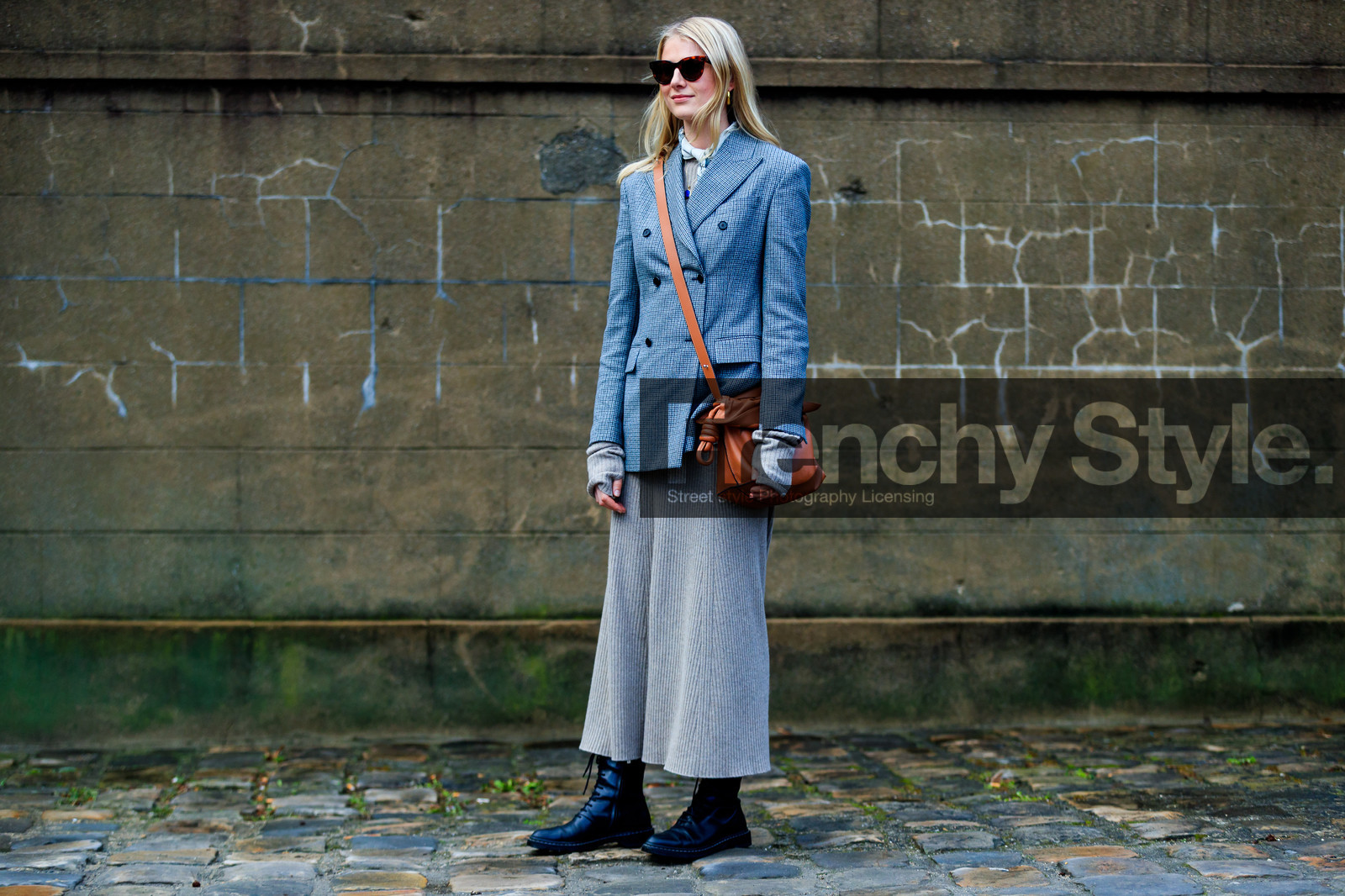 beige dress, black shoes, brown bag, grey jacket, knit dress, leather bag, leather shoes, loewe, street style, jonathan paciullo, FW, frenchystyle, fashion week, PFW, PARIS, AUTUMN WINTER 2018-2019, FALL WINTER 2018-2019, FW 18-19, horizontal, atmosphere details, full length