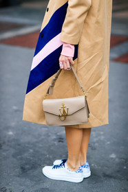 adidas, AUTUMN WINTER 2017-2018, AW 17-18, beige bag, beige coat, detail, FALL WINTER 2017-2018, fashion week, frenchystyle, FW, FW 17-18, graphic coat, graphic jacket, jonathan paciullo, jw anderson, leather bag, leather shoes, linda tol, MFW, MILAN, printed coat, printed jacket, stan smith, street style, vertical, white sneakers
