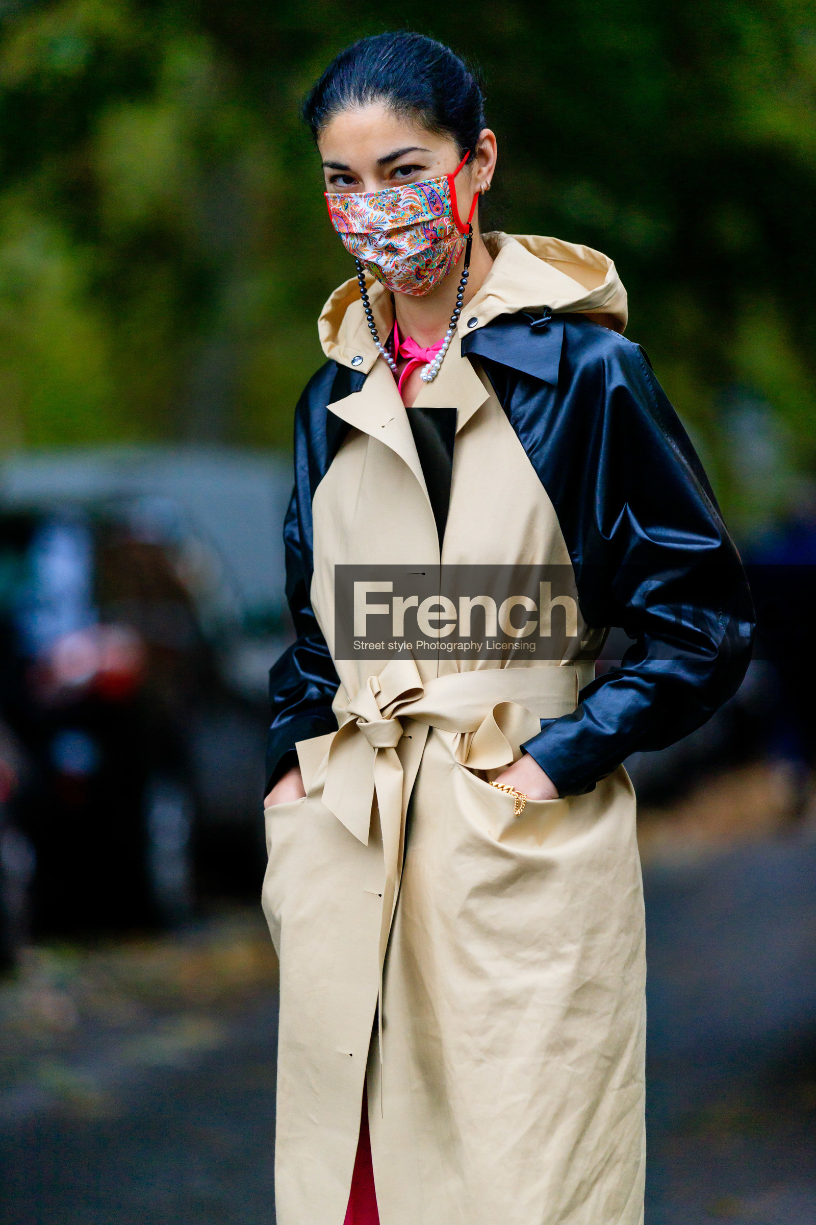 beige trench coat, black leather trench coat, bicolor trench coat, raincoat, belted trench coat, pearl strap sunglasses, covid face mask, caroline issa, street style, jonathan paciullo, FW, frenchystyle, fashion week, MFW, MILAN, SPRING SUMMER 2021, SS 21, vertical, detail