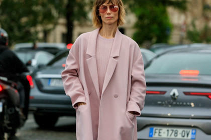 anya ziourova, light pink coat, pink sunglasses, light pink pullover, pink total look, aviator sunglasses, rayban sunglasses, PARIS, PFW, SPRING SUMMER 2020, SS 20, fashion week, frenchystyle, FW, jonathan paciullo, street style, horizontal, atmosphere details, detail