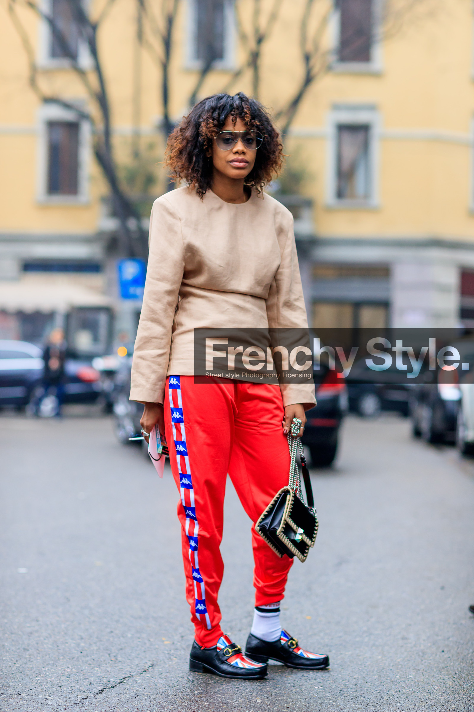 AUTUMN WINTER 2017-2018, AW 17-18, beige top, black bag, black shoes, FALL WINTER 2017-2018, fashion week, frenchystyle, full length, FW, FW 17-18, graphic bag, gucci, jan-michael quammie, jonathan paciullo, leather bag, leather shoes, leather top, MFW, MILAN, red pants, street style, sunglasses, sweatpants, trousers, vertical, vêtements, white socks