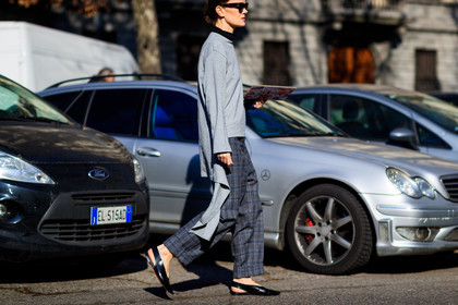 atmosphere details, AUTUMN WINTER 2017-2018, AW 17-18, black shoes, checked pants, detail, FALL WINTER 2017-2018, fashion week, frenchystyle, FW, FW 17-18, graphic pants, grey pants, grey sweater, horizontal, jo ellison, jonathan paciullo, leather shoes, MFW, MILAN, plaid, printed pants, street style, sunglasses, tartan, trousers