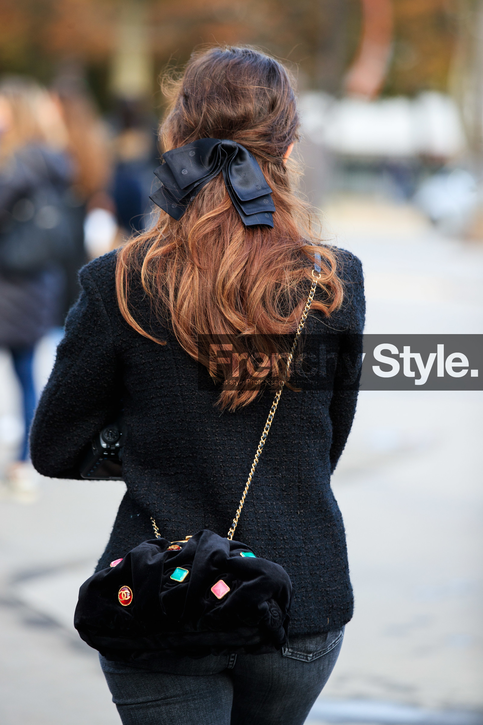 sylvia haghjoo, back details, bag detail, chanel bag, chanel jacket, black bag, black jacket, tweed jacket, velvet bag, crossbody bag, golden chain strap bag, stone bag details, pearl detail, pearl detail, pearl pin, hair clip, hair details, chanel hair clip, knot details, PARIS, PFW, fashion week, frenchystyle, FW, jonathan paciullo, street style, SPRING SUMMER 2021, SS 21, vertical, atmosphere details, detail