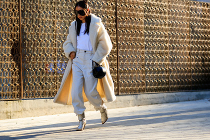 animal print, beige boots, black bag, denim pants, Fur coat, high heels, jeans, leather bag, leather shoes, snake print, sunglasses, trousers, white coat, white denim, white fur, white t shirt, yuwei zhangzou, PARIS, PFW, street style, jonathan paciullo, FW, frenchystyle, fashion week, AUTUMN WINTER 2019-2020, AW 19-20, FALL WINTER 2019-2020, FW 19-20, horizontal, atmosphere details, full length