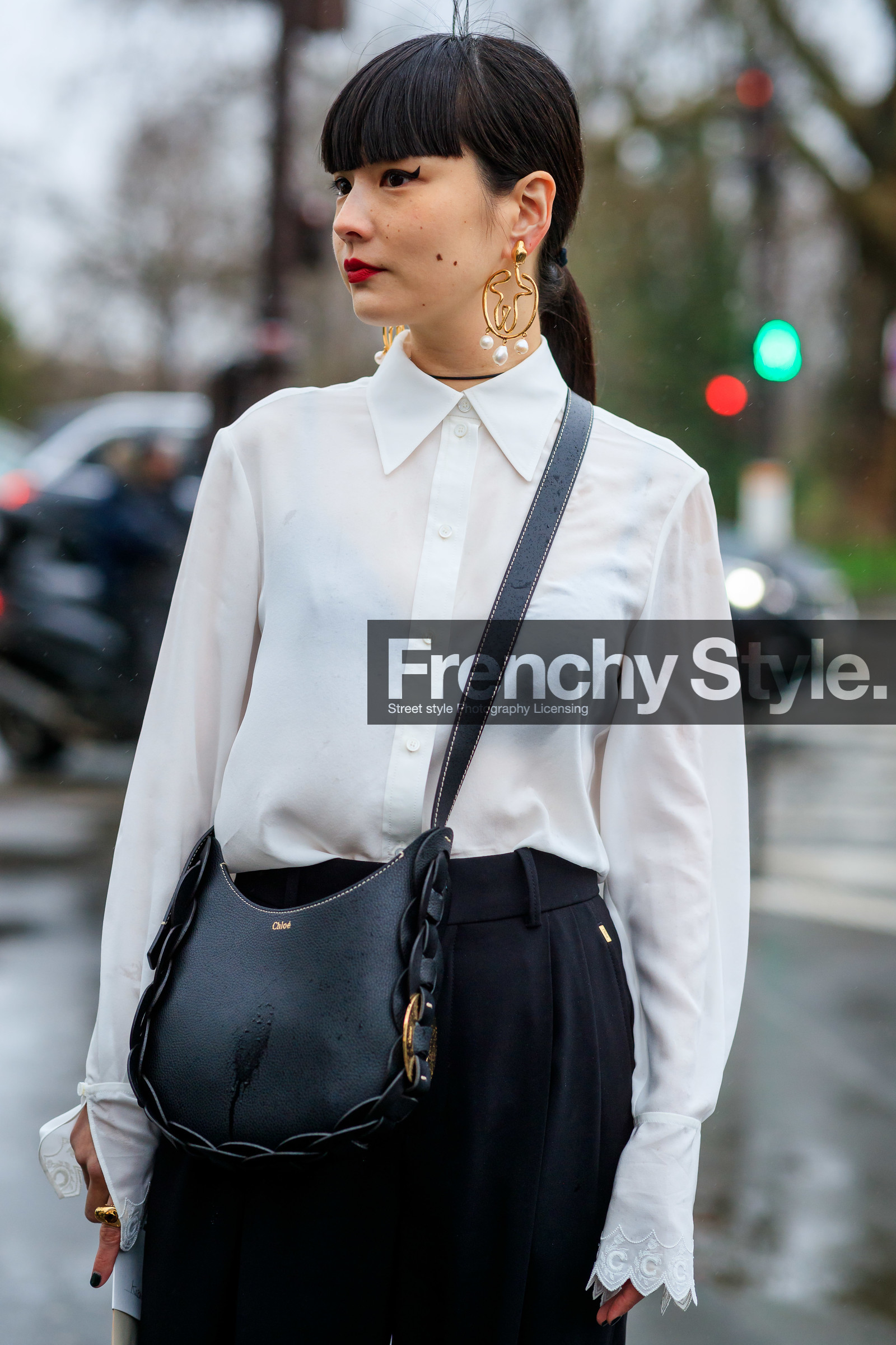 kozue akimoto, white shirt, black leather bag, black pants, crossbody bag, chloe bag, golden earrings, pearl earrings, round shape earrings, dangling earrings, big earrings, chloe shirt, fashion week, frenchystyle, FW, jonathan paciullo, street style, PFW, PARIS, AUTUMN WINTER 2020-2021, FALL WINTER 2020-2021, FW 20-21, vertical, atmosphere details, detail