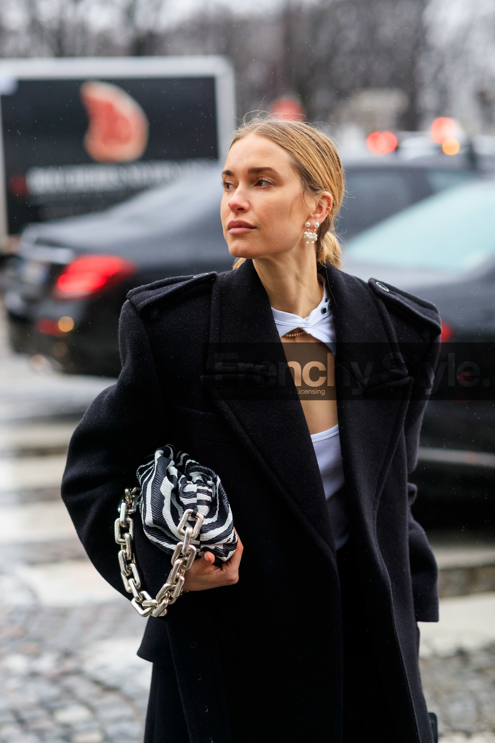 pernille teisbaek, black coat, black leather bag, white leather bag, white top, openwork top, low necked top, zebra bag, bicolor bag, animal printed bag, silvered starp bag, pearl earrings, dangling earrings, fashion week, frenchystyle, FW, jonathan paciullo, street style, PFW, PARIS, AUTUMN WINTER 2020-2021, FALL WINTER 2020-2021, FW 20-21, vertical, atmosphere details, detail