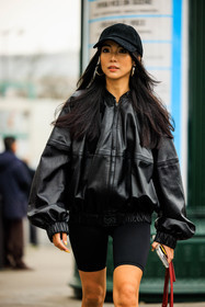 sporty look, black cap, red handbag, bomber jacket, black bomber jacket, biker shorts, black shorts, yoyo cao, street style, jonathan paciullo, FW, frenchystyle, fashion week, AUTUMN WINTER 2022-2023, FALL WINTER 2022_2023, FW 22-23, PFW, PARIS, vertical, detail