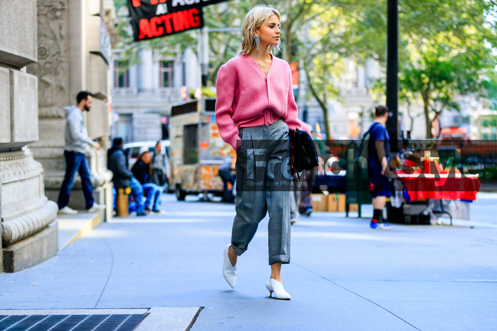 atmosphere details, black bag, caro daur, earrings, fashion week, frenchystyle, full length, FW, grey pants, high heels, horizontal, jonathan paciullo, leather bag, leather shoes, NEW YORK, NYFW, pink sweater, SPRING SUMMER 2018, SS 18, street style, trousers, white shoes