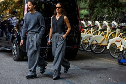Alice Barbier, belted pants, black bag, black shoes, cardigan, couple, duo, gold chain, grey knit, grey monochrome, Jean-Sebastien Roques, knit, large pant, leather bag, leather shoes, menswear, monochrome, oversize pants, ribbed cardigan, sleveless cardigan, wool pants, sunglasses, black sunglasses, necklace, gold earrings, fashion week, frenchystyle, FW, jonathan paciullo, street style, MFW, MILAN, SPRING SUMMER 2022, SS 22, horizontal, atmosphere details, full length