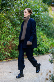 jo ellison, black jacket, black pants, black suits, black leather boots, low boots, flat boots, louis vuitton boots, laced boots, beige pullover, turtleneck pullover, PARIS, PFW, SPRING SUMMER 2020, SS 20, fashion week, frenchystyle, FW, jonathan paciullo, street style, vertical, full length