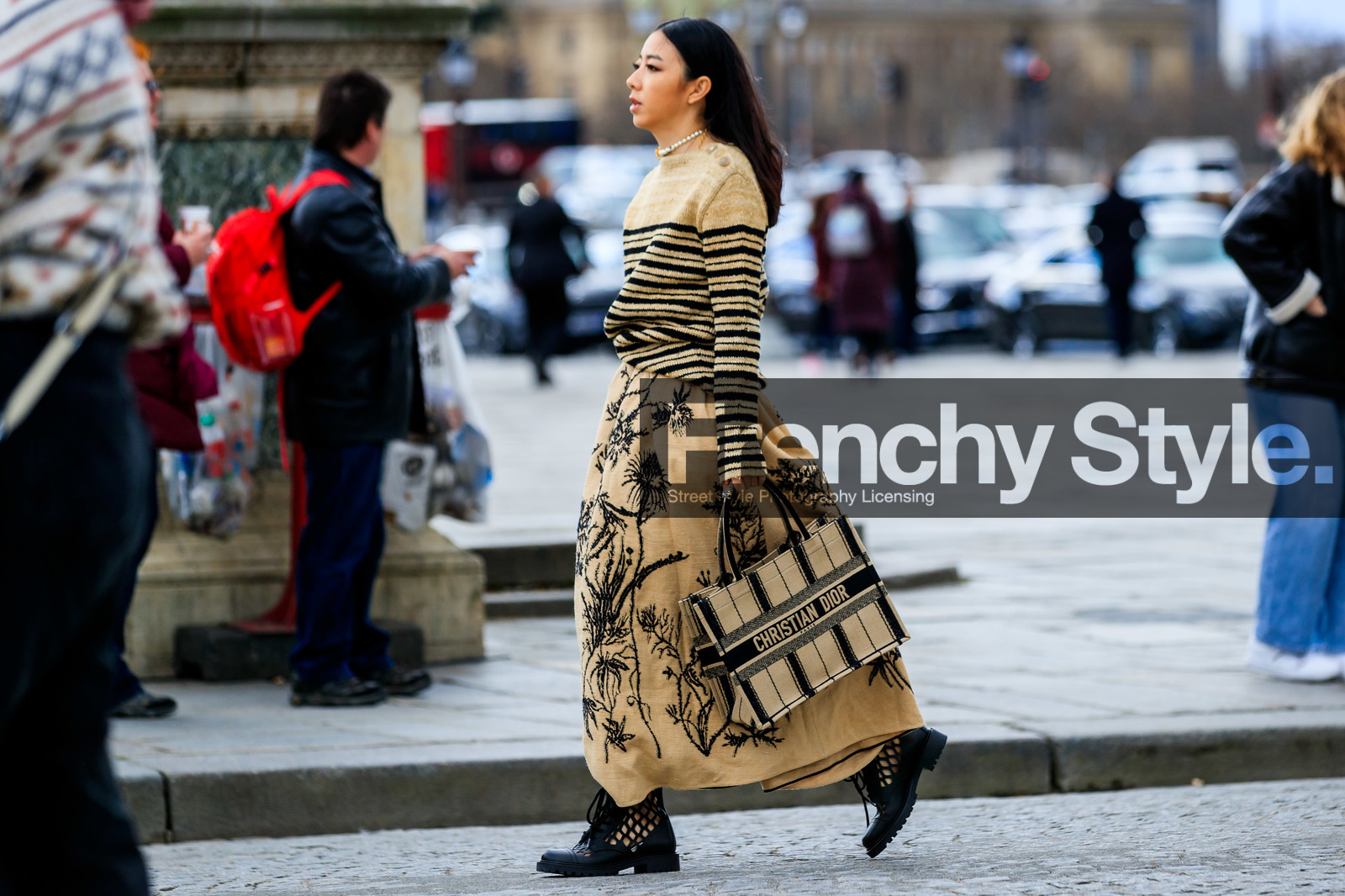 yuyu zhangzou, beige skirt, beige pullover, beige bag, long skirt, striped pullover, black skirt, black pullover, black bag, striped bag, floral printed skirt, dior bag, dior pullover, dior skirt, dior total look, shopping bag, hand bag, black leather boots, openwork boots, fishnet shoes, flat boots, laced boots, fashion week, frenchystyle, FW, jonathan paciullo, street style, PFW, PARIS, AUTUMN WINTER 2020-2021, FALL WINTER 2020-2021, FW 20-21, horizontal, full length, atmosphere details