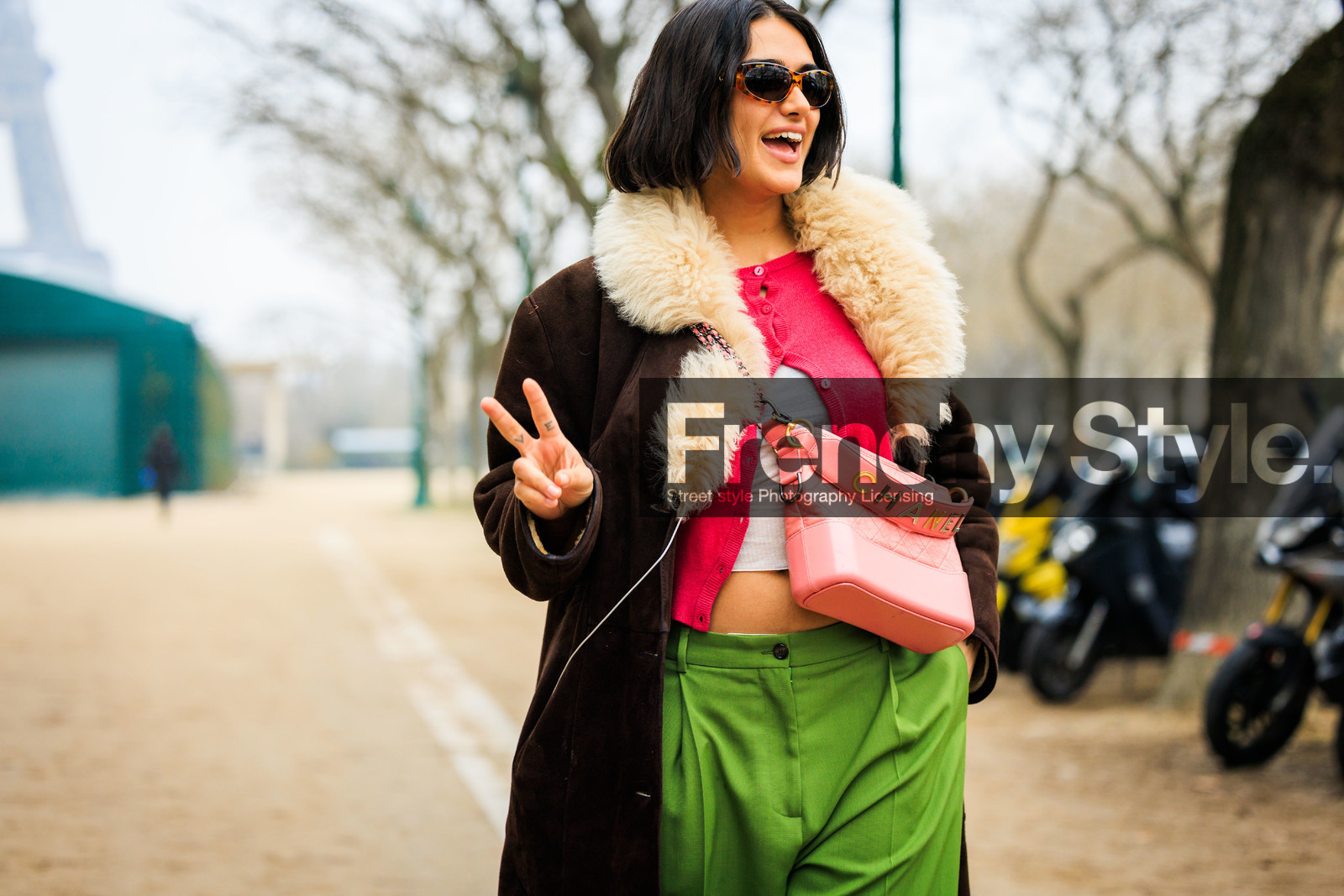 tortoise sunglasses, short hair, model, furry coat, furry collat, leather coat, brown coat, crossbody bag, chanel bag, pink bag, dandy look, green pants, pink cardigan, white top, fashion week, frenchystyle, FW, jonathan paciullo, street style, PARIS, PFW, SPRING SUMMER 2022, SS 22, atmosphere details, detail, horizontal