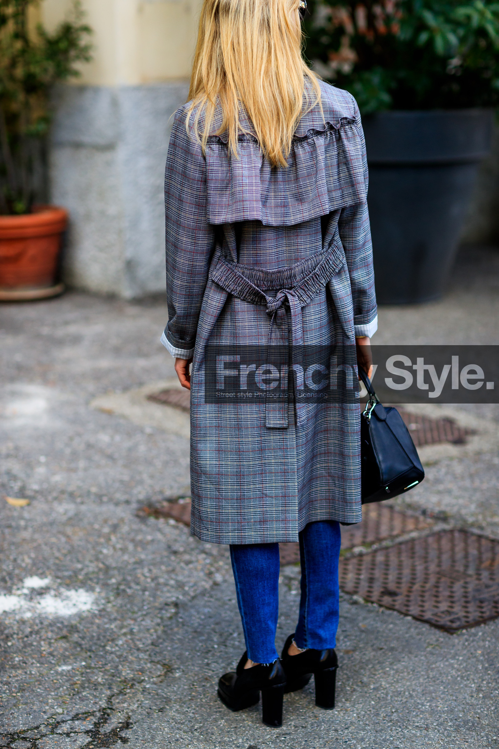 Annabel Rosendahl, AUTUMN WINTER 2017-2018, AW 17-18, black bag, black shoes, blue denim, checked coat, detail, FALL WINTER 2017-2018, fashion week, frenchystyle, FW, FW 17-18, graphic coat, grey coat, high heels, jeans, jonathan paciullo, leather bag, leather shoes, MFW, MILAN, plaid, printed coat, street style, trousers, vertical