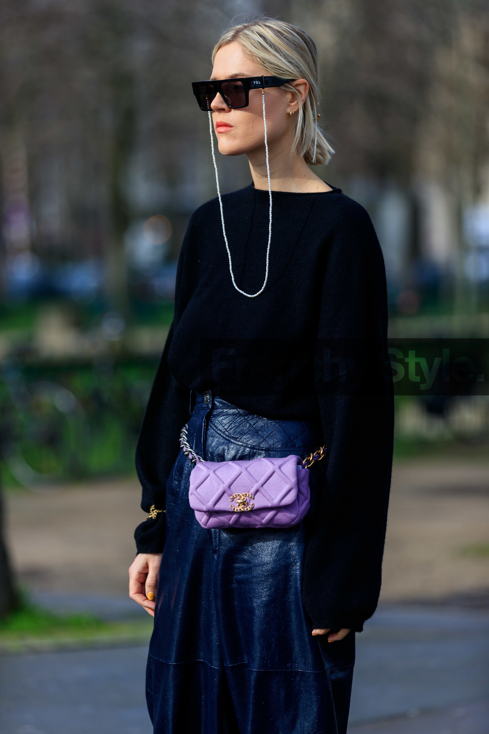 linda tol, tol sunglasses, big sunglasses, square shape glasses, pearl strap sunglasses, black pullover, belt bag, lilac bag, lilac belt, quilted bag, quilted belt, navy blue pants, navy blue vinyl pants, vinyl pants, carrot pants, chanel bag, chanel belt, fashion week, frenchystyle, FW, jonathan paciullo, street style, PFW, PARIS, vertical, atmosphere details, detail