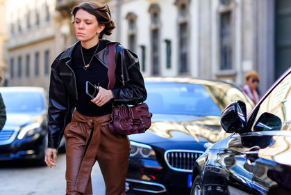 atmosphere details, AUTUMN WINTER 2017-2018, AW 17-18, black jacket, black sweater, bordeaux, brown pants, burgundy, detail, FALL WINTER 2017-2018, fashion week, fendi, frenchystyle, FW, FW 17-18, horizontal, jonathan paciullo, leather bag, leather jacket, leather pants, MFW, MILAN, red bag, street style, trousers