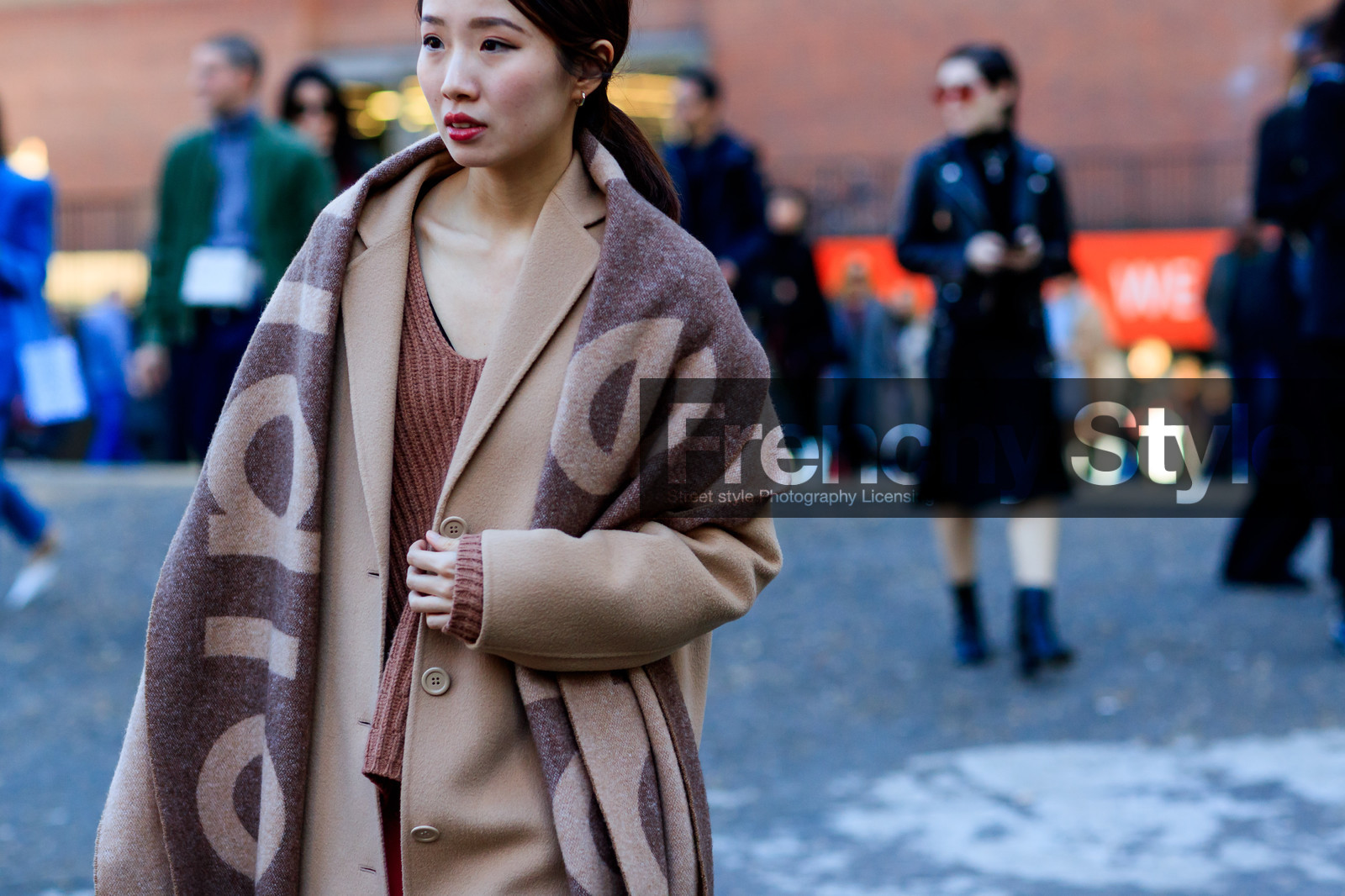 beige coat, beige scarf, camel knit, street style, jonathan paciullo, FW, frenchystyle, fashion week, LFW, LONDON, AUTUMN WINTER 2018-2019, AW 18-19, FALL WINTER 2018-2019, FW 18-19, horizontal, atmosphere details, detail