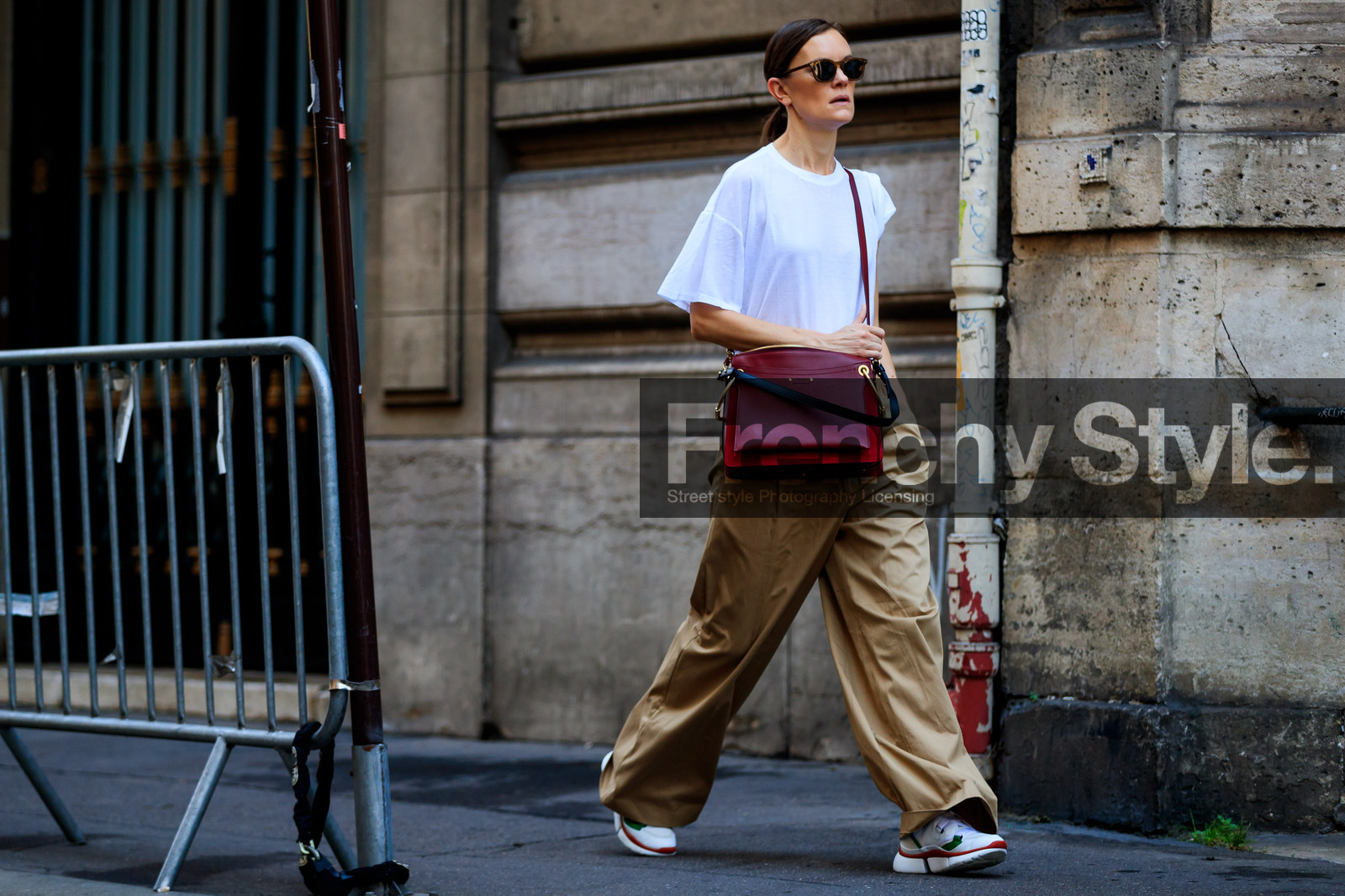 beige pants, chloé, leather bag, leather shoes, red bag, sunglasses, trousers, white sneakers, white t shirt, fashion week, frenchystyle, FW, jonathan paciullo, street style, PFW, PARIS, atmosphere details, horizontal, full length, AUTUMN WINTER 2018-2019, FALL WINTER 2018-2019, FW 18-19, jo ellison