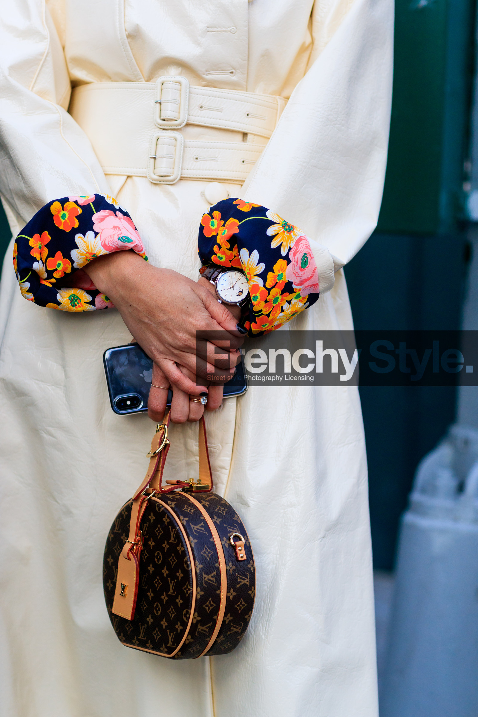brown bag, floral, flowers, louis vuitton, monogram, trench coat, white coat, printed bag, graphic bag, street style, jonathan paciullo, FW, frenchystyle, fashion week, NYFW, NEW YORK, AUTUMN WINTER 2018-2019, AW 18-19, FALL WINTER 2018-2019, FW 18-19, vertical, atmosphere details, detail, kim cam, kim jones