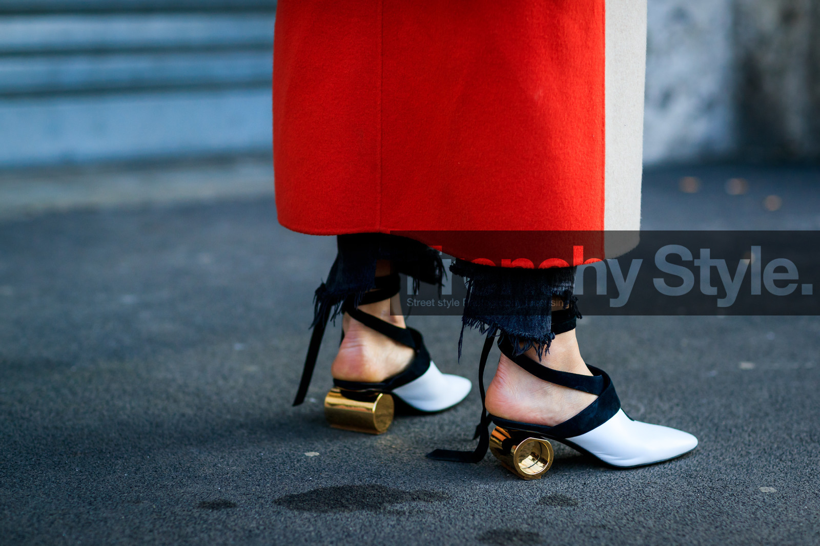 atmosphere details, AUTUMN WINTER 2017-2018, AW 17-18, back detail, black and white shoes, black denim, denim pants, detail, FALL WINTER 2017-2018, fashion week, frenchystyle, FW, FW 17-18, golden heel, horizontal, jeans, jonathan paciullo, jw anderson, leather shoes, MFW, MILAN, red coat, street style, trousers