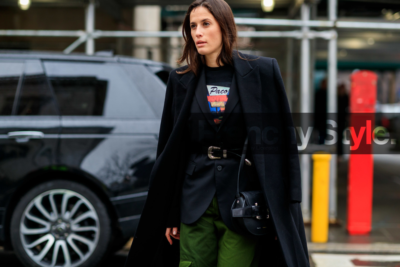 astrid boutrot, black coat, black jacket, black t-shirt, black leather bag, black leather belt, proenza schouler bag, belted jacket, printed t-shirt, cowboy belt, big buckle bag, paco rabanne t-shirt, kaki pants, fashion week, frenchystyle, FW, jonathan paciullo, street style, NYFW, NEW YORK, AUTUMN WINTER 2020-2021, FALL WINTER 2020-2021, FW 20-21, horizontal, atmosphere details, detail