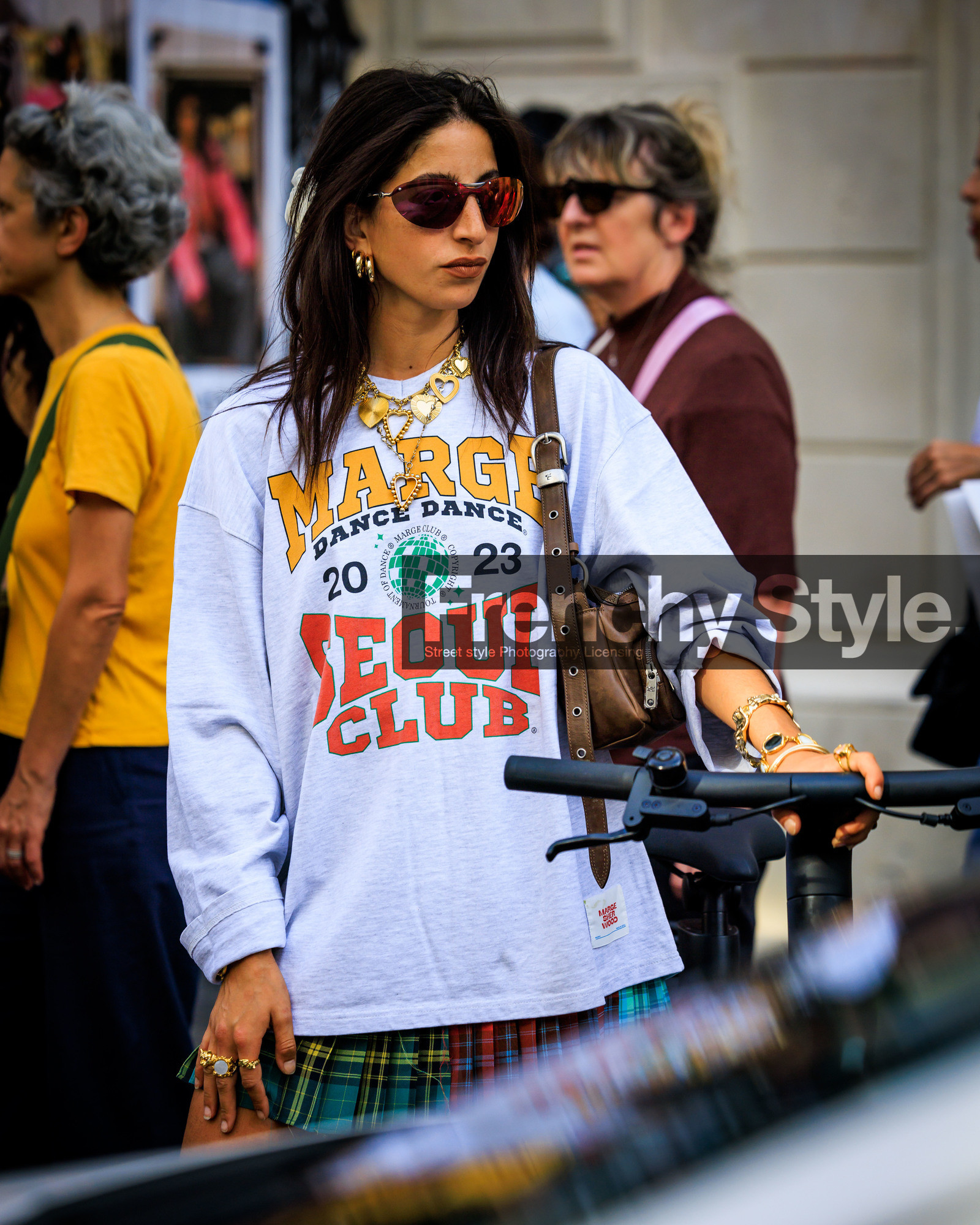 fashion week, frenchystyle, FW, jonathan paciullo, street style, PARIS, PFW, SPRING SUMMER 2024, SS 24, vertical, atmosphere details, detail