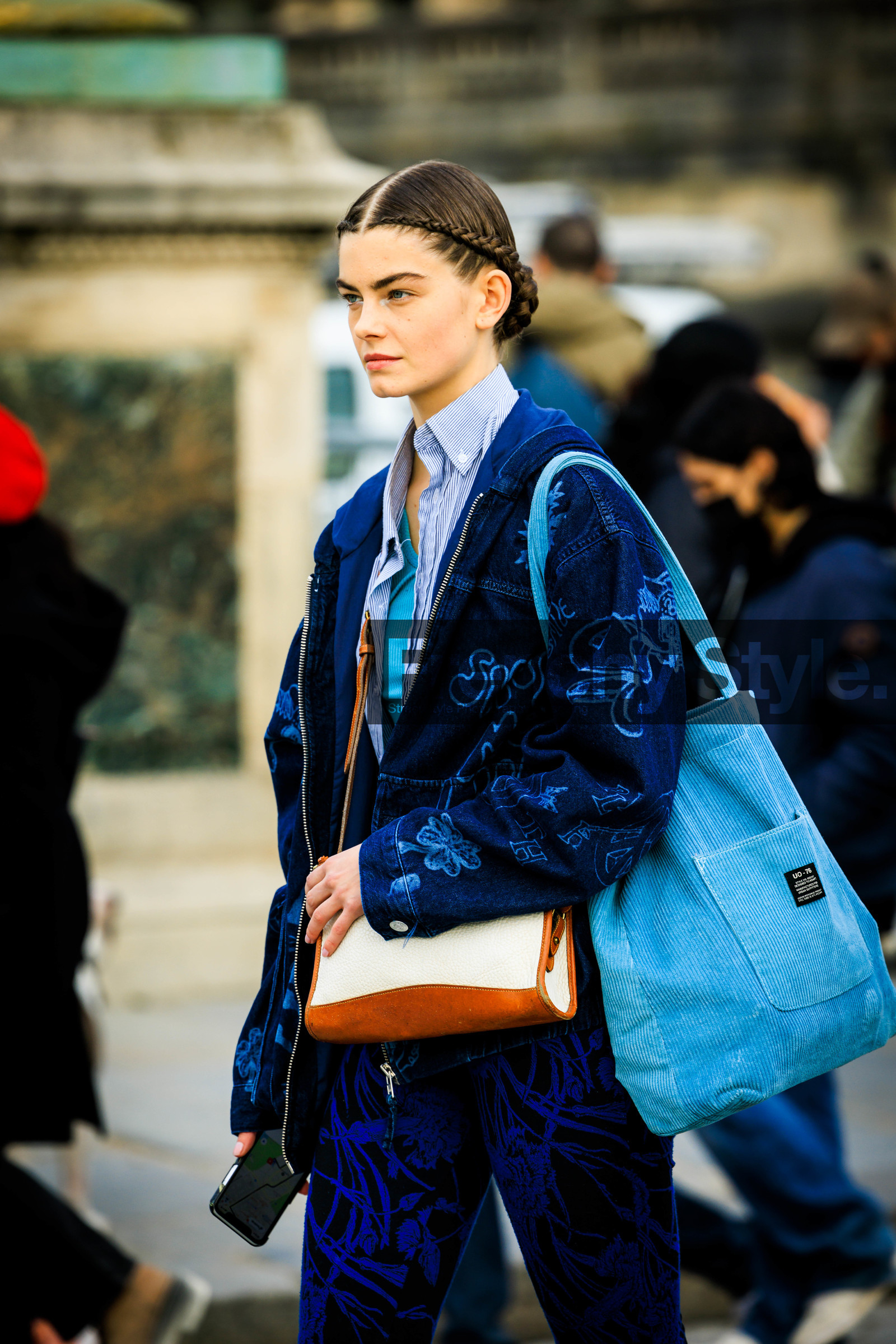 back details, braided hair, dior, model, blue shirt, printed jacket, blue jacket, blue tote bag, crossbody bag, blue pants, printed pants, fashion week, frenchystyle, FW, jonathan paciullo, street style, AUTUMN WINTER 2022-2023, FALL WINTER 2022_2023, FW 22-23, PFW, PARIS, vertical, detail