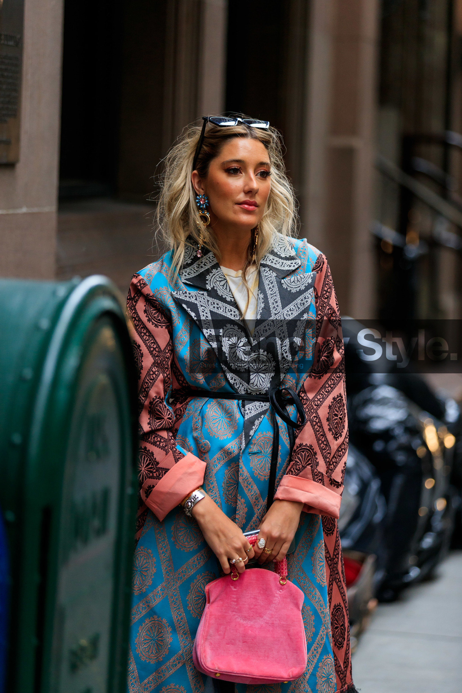 kimono jacket, belted jacket, blue jacket, satin jacket, pink jacket, pink bag, hand bag, fur bag, cachemere printed jacket, multicolor jacket, strassed earrings, flowers earrings, pink earrings, blue earrings, dangling earrings, fashion week, frenchystyle, FW, jonathan paciullo, street style, AUTUMN WINTER 2020-2021, FALL WINTER 2020-2021, FW 20-21, vertical, atmosphere details, detail, NYFW, NEW YORK