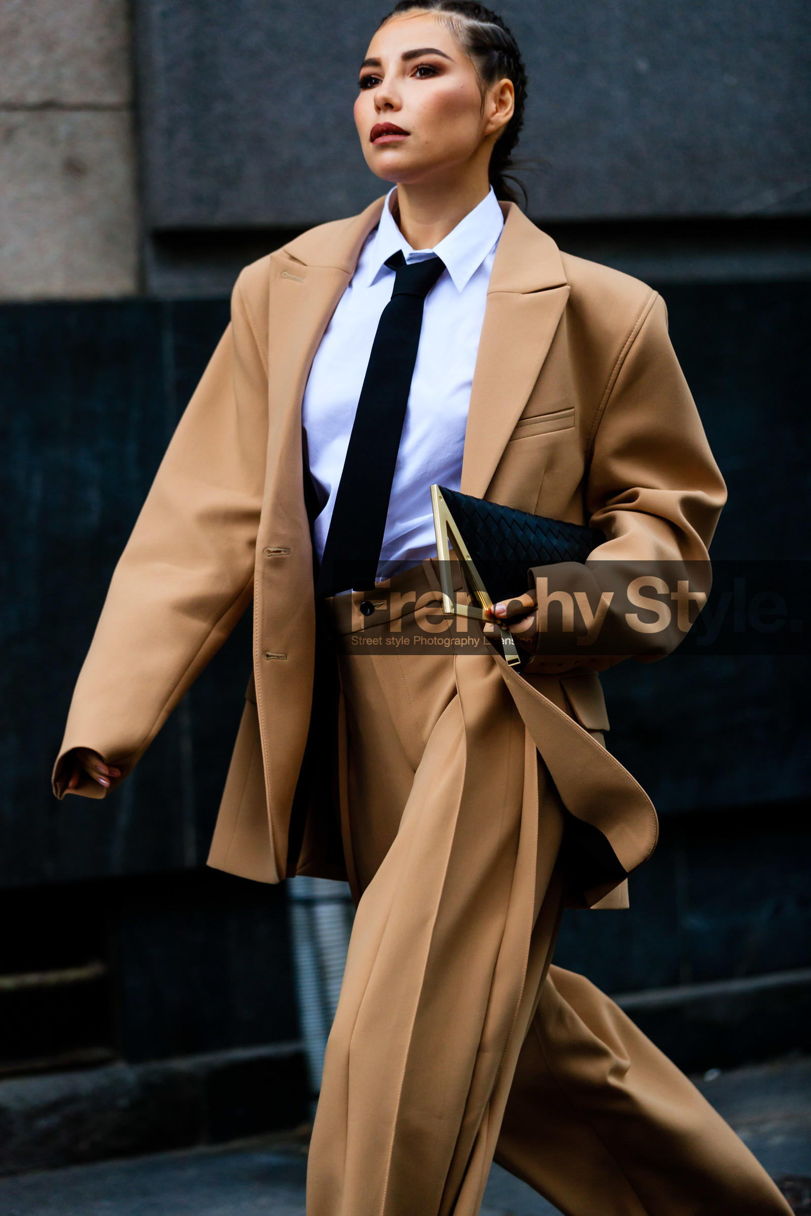 beige jacket, beige pants, beige suits, camel pants, camel suits, camel jacket, oversize jacket, oversize pants, oversize suits, boyish look, white shirt, black tie, black leather clutch, high waist pants, pleated pants, bottega veneta bag, loose pants, loose jacket, karina nigay, street style, jonathan paciullo, FW, frenchystyle, fashion week, MFW, MILAN, SPRING SUMMER 2021, SS 21, vertical, detail