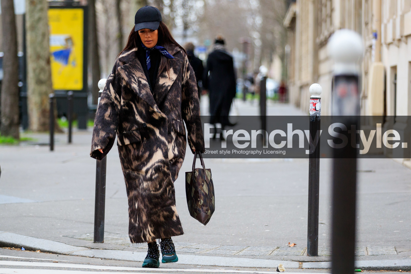 black cap, navy blue scarf, bandana, brown coat, printed coat, brown bag, brown leather bag, shopping bag, hand bag, kaki bag, checked bag, vivienne westwood bag, green sneakers, ganni shoes, monogrammed bag, fashion week, frenchystyle, FW, jonathan paciullo, street style, PFW, PARIS, horizontal, atmosphere details, full length