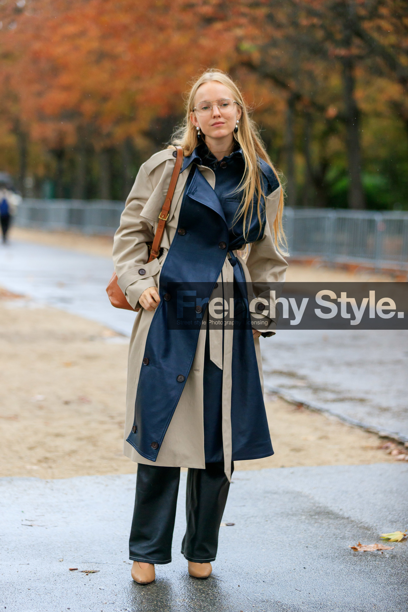 alexandra carl, aviator glasses, metalic frame sunglasses, dangling earrings, pearl earrings, black leather pants, black leather trench coat, beige trench coat, belted trench coat, camel leather bag, louis vuitton bag, bucket bag, beige leather shoes, PARIS, PFW, SPRING SUMMER 2020, SS 20, fashion week, frenchystyle, FW, jonathan paciullo, street style, vertical, full length