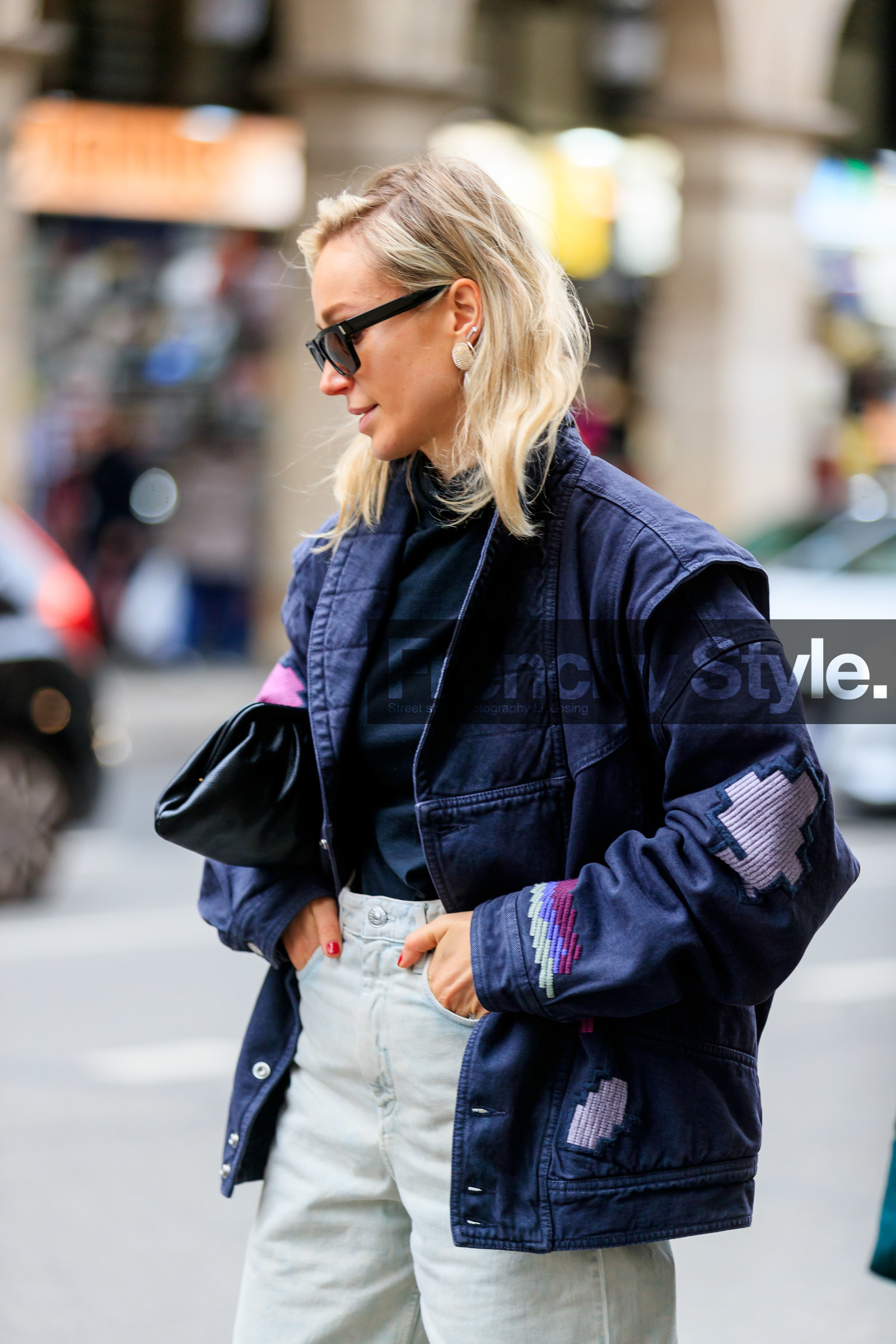 white jeans, denim, denim jacket, navy blue jacket, embroidered jacket, black t-shirt, black sunglasses, black leather clutch, bottega veneta bag, isabel marant jacket, isabel marant pants, mom jeans, fashion week, frenchystyle, FW, jonathan paciullo, street style, PFW, PARIS, AUTUMN WINTER 2020-2021, FALL WINTER 2020-2021, FW 20-21, vertical, atmosphere details, detail