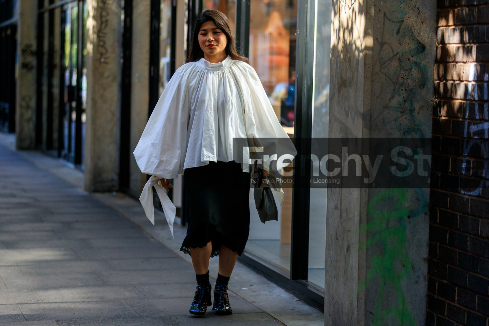 white blouse, oversize blouse, high collar blouse, balloon sleeves, knot details, black skirt, mid long skirt, camel toe margiela boots, black boots, black polish boots, fashion week, frenchystyle, FW, jonathan paciullo, street style, atmosphere details, horizontal, detail