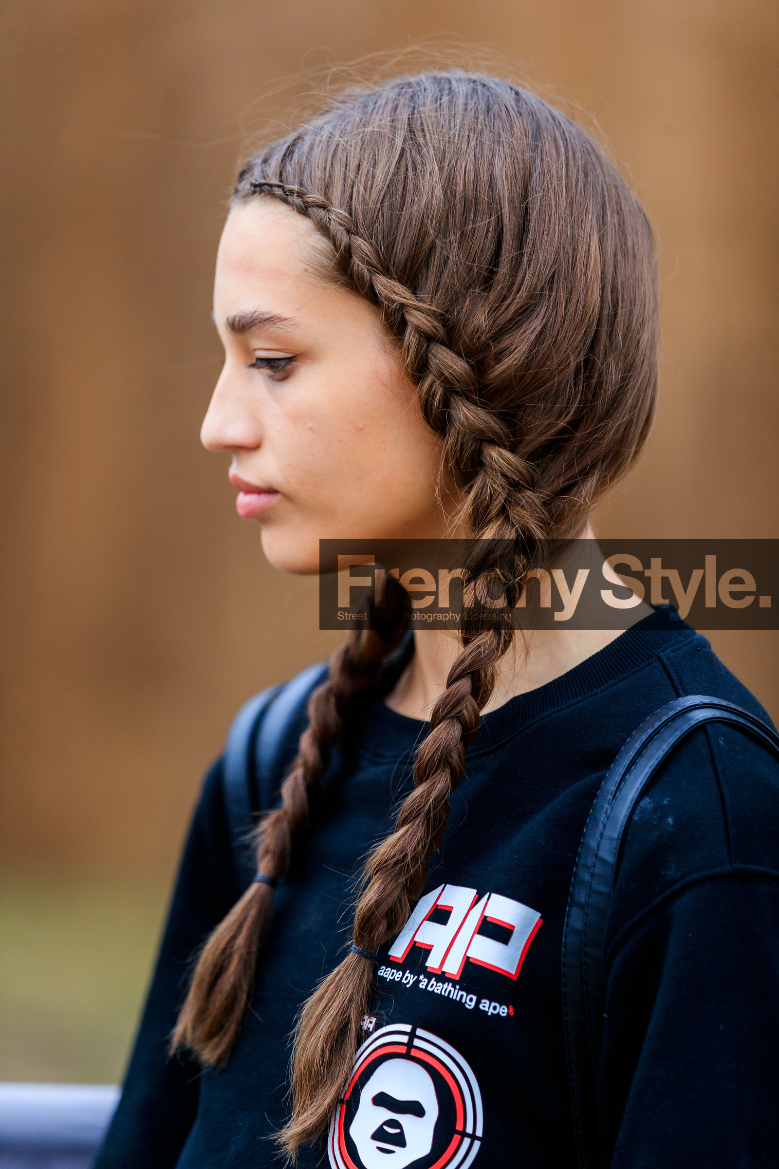 model, plaited hair, hair details, black sweatshirt, letter printed sweatshirt, fashion week, frenchystyle, FW, jonathan paciullo, street style, SPRING SUMMER 2020, SS 20, PFW, PARIS, vertical, atmosphere details, detail