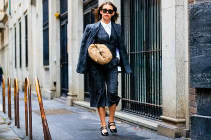 dark grey jacket, dark grey bermuda shorts, checked bermuda shorts, checked jacket, checked suits, dark grey suits, three pieces suits, boyish look, white shirt, sleeveless jacket, light beige leather clutch, rayban sunglasses, polish shoes, kitten heels shoes, mary jane shoes, black polish shoes, black polish sandals, sarah lou falk, street style, jonathan paciullo, FW, frenchystyle, fashion week, MFW, MILAN, SPRING SUMMER 2021, SS 21, horizontal, atmosphere details, full length