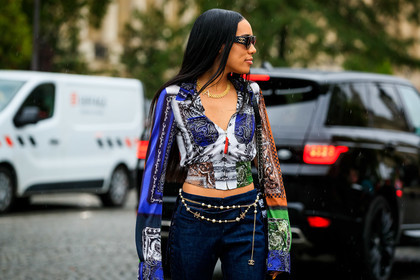 aleali may, chanel bag, chanel belt, chanel sunglasses, jean paul gaultier shirt, multicolor shirt, cachemrere printed shirt, zipped shirt, low necked shirt, blue jeans, laced jeans, chain belt, golden chain belt, pearl belt, 90's look, PARIS, PFW, SPRING SUMMER 2020, SS 20, fashion week, frenchystyle, FW, jonathan paciullo, street style, horizontal, atmosphere details, detail
