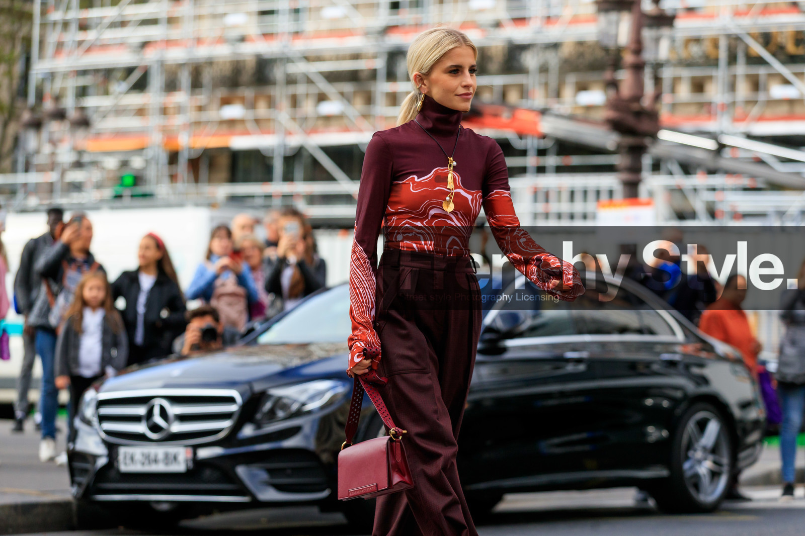 caro daur, stella mccartney bag, stella mccartney look, stella mccartney look, stella mccartney top, stella mccartney pants, burgundy pants, burgundy leather bag, burgundy top, red top, tight top, high collar top, turtleneck top, tailored pants, loose pants, golden earrings, golden necklace, long necklace, dangling earrings, hoop earrings, round earrings, round shape earrings, diamond earrings, big earrings, big necklace, charms necklace, black leather sandals, multi straps sandals, high heels sandals, long sleeves top, printed top, PARIS, PFW, SPRING SUMMER 2020, SS 20, fashion week, frenchystyle, FW, jonathan paciullo, street style, horizontal, atmosphere details, detail