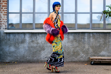 atmosphere details, AUTUMN WINTER 2017-2018, AW 17-18, blue hair, dyed hair, earrings, FALL WINTER 2017-2018, fashion week, frenchystyle, full length, FW, FW 17-18, graphic dress, high heels, horizontal, jonathan paciullo, leather shoes, MFW, MILAN, orange fur, printed dress, purple fur, sita abellan, street style, sunglasses
