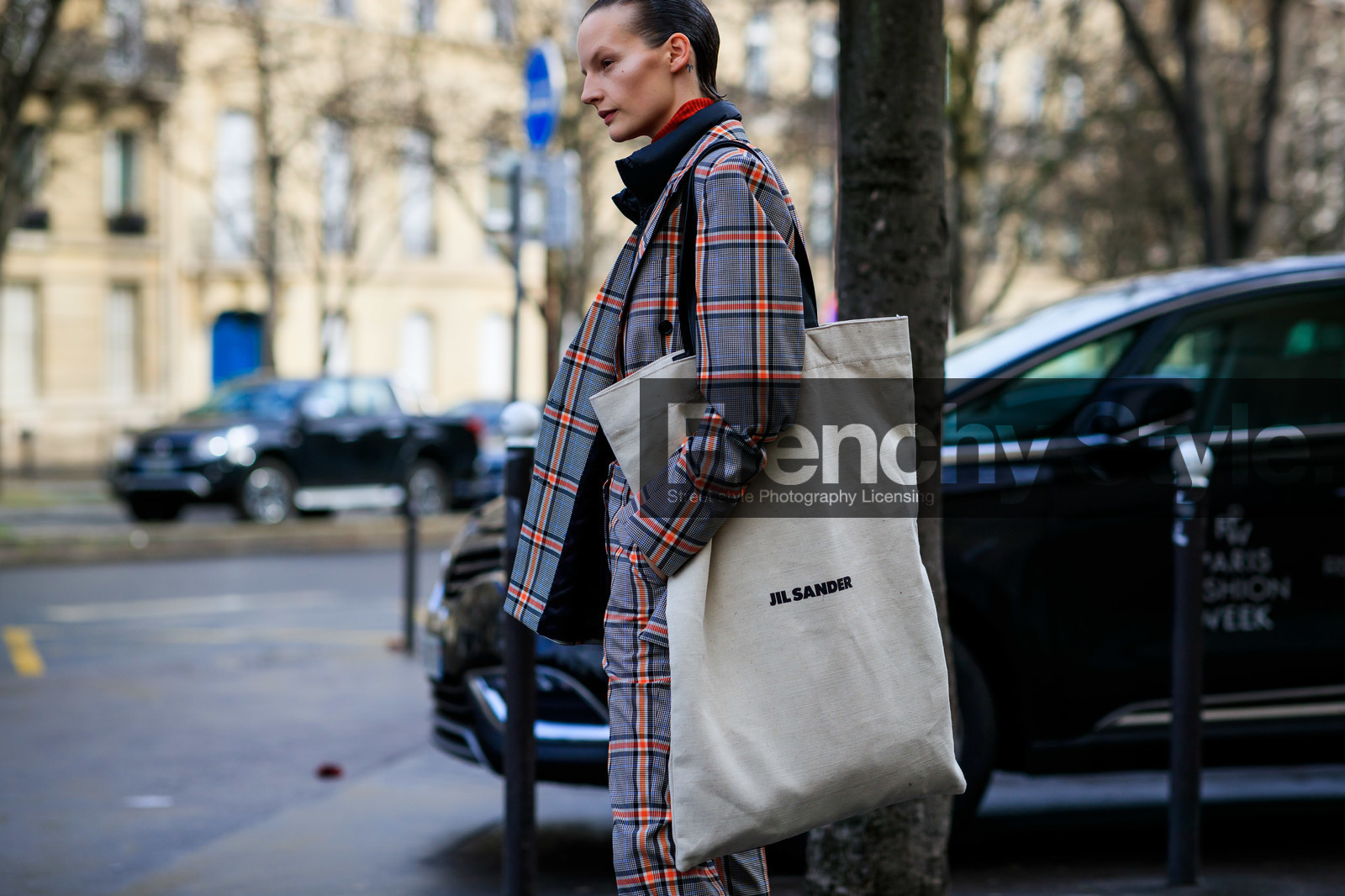 beige bag, blazer, checked, graphic jacket, graphic pants, grey jacket, grey pants, grey suit, jil sander, leather bag, model, plaid, printed jacket, printed pants, pulled back hair, tote bag, trousers, wet hair, PARIS, PFW, street style, jonathan paciullo, FW, frenchystyle, fashion week, AUTUMN WINTER 2019-2020, AW 19-20, FALL WINTER 2019-2020, FW 19-20, horizontal, atmosphere details, detail