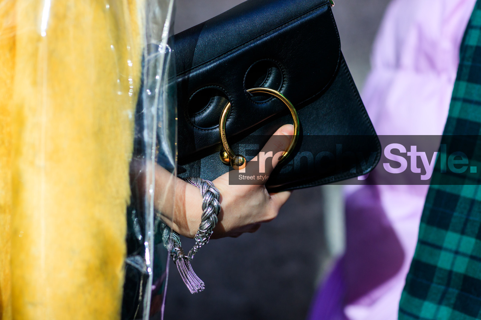 black bag, bracelet, jw anderson, leather bag, street style, jonathan paciullo, FW, frenchystyle, fashion week, LFW, LONDON, AUTUMN WINTER 2018-2019, AW 18-19, FALL WINTER 2018-2019, FW 18-19, horizontal, atmosphere details, detail
