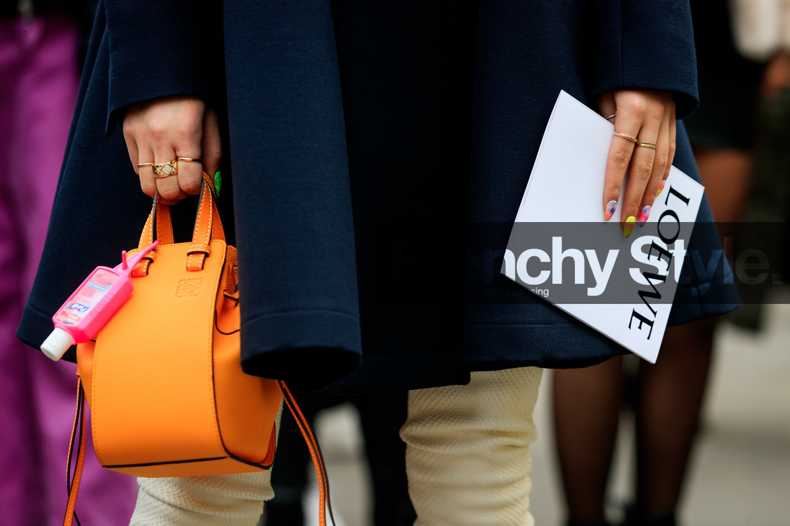 orange leather bag, loewe bag, bag detail, close up detail, fashion week, frenchystyle, FW, jonathan paciullo, street style, PFW, PARIS, AUTUMN WINTER 2020-2021, FALL WINTER 2020-2021, FW 20-21, horizontal, detail, atmosphere details