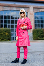 AUTUMN WINTER 2017-2018, AW 17-18, black shoes, FALL WINTER 2017-2018, fashion week, frenchystyle, full length, FW, FW 17-18, jonathan paciullo, jw anderson, leather bag, leather shoes, linda tol, MFW, MILAN, pink coat, pink pants, red bag, street style, sunglasses, tone on tone, total look pink, trench coat, trousers, vertical