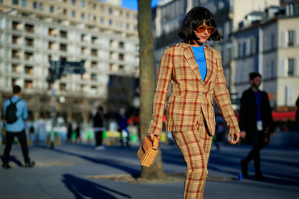 blazer, blue sweater, checked, graphic jacket, graphic pants, leather bag, maria bernad, plaid, printed jacket, printed pants, sunglasses, trousers, yellow bag, yellow jacket, yellow pants, yellow suit, PARIS, PFW, street style, jonathan paciullo, FW, frenchystyle, fashion week, AUTUMN WINTER 2019-2020, AW 19-20, FALL WINTER 2019-2020, FW 19-20, horizontal, atmosphere details, detail