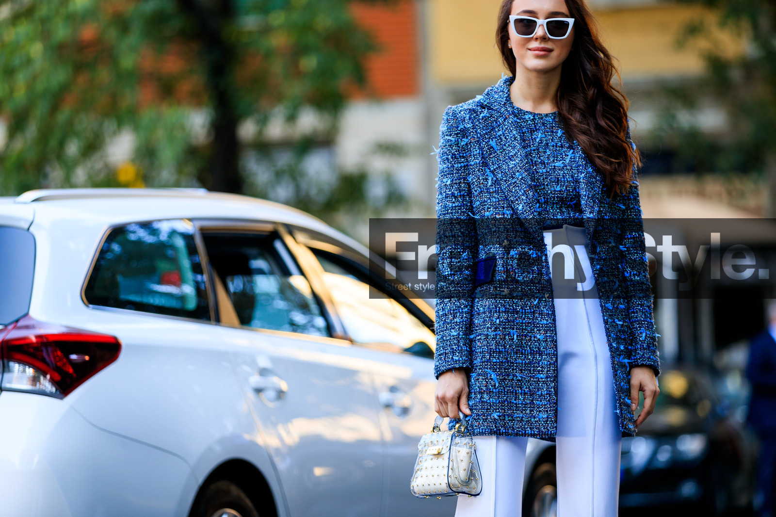 blazer, blue jacket, blue top, graphic bag, graphic jacket, leather bag, mary leest, printed bag, printed jacket, studs, sunglasses, transparent bag, trousers, tweed jacket, valentino, white bag, white pants, street style, jonathan paciullo, FW, frenchystyle, fashion week, MFW, MILAN, SPRING SUMMER 2019, SS 19, atmosphere details, horizontal, detail